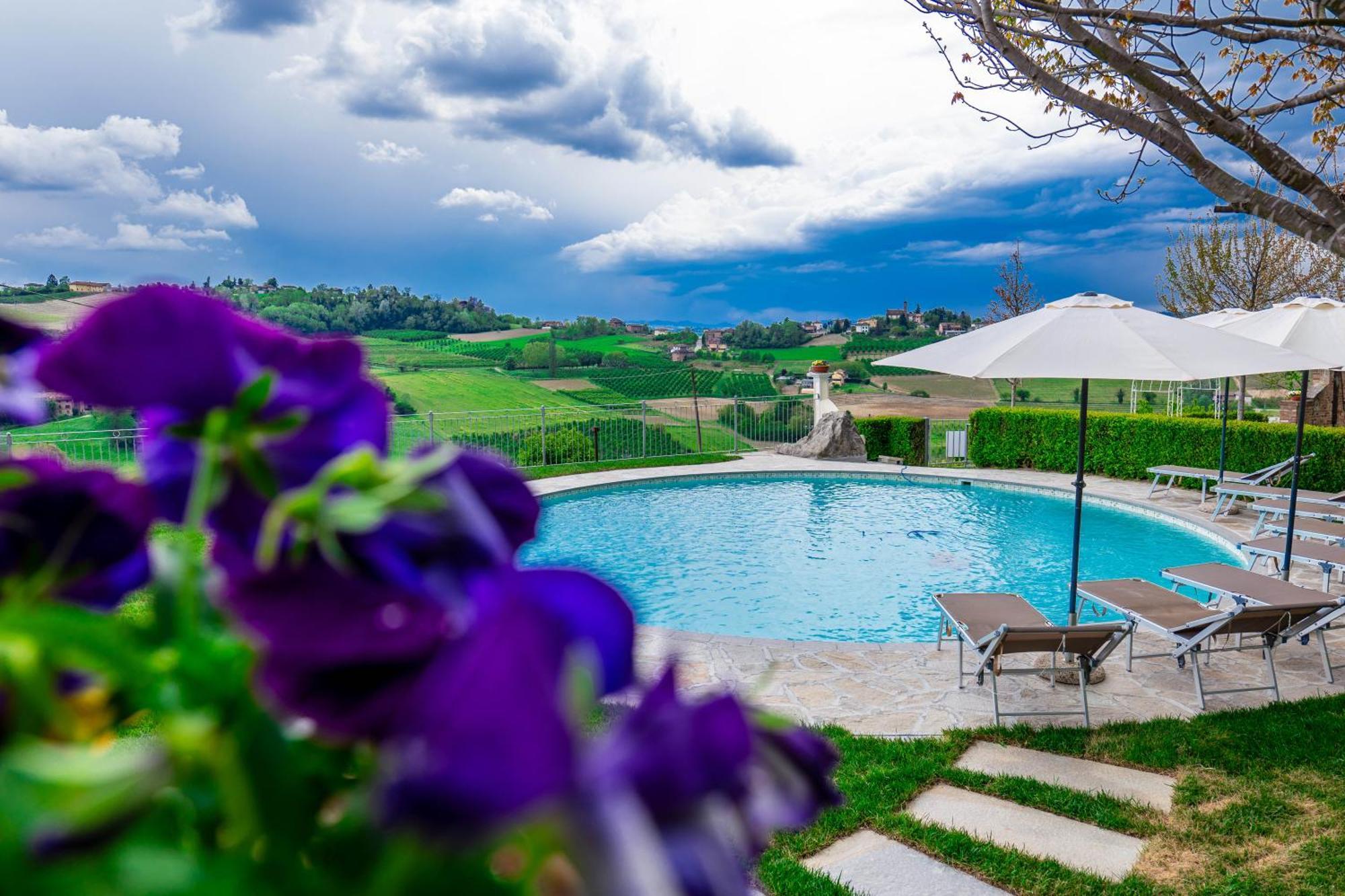 קוסטיליולה ד'אסטי Agriturismo Podere La Piazza מראה חיצוני תמונה